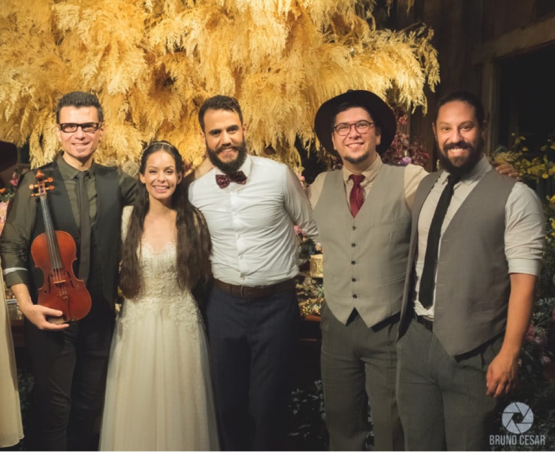 Marcela Tais, cantora gospel, com os Folkadelicos