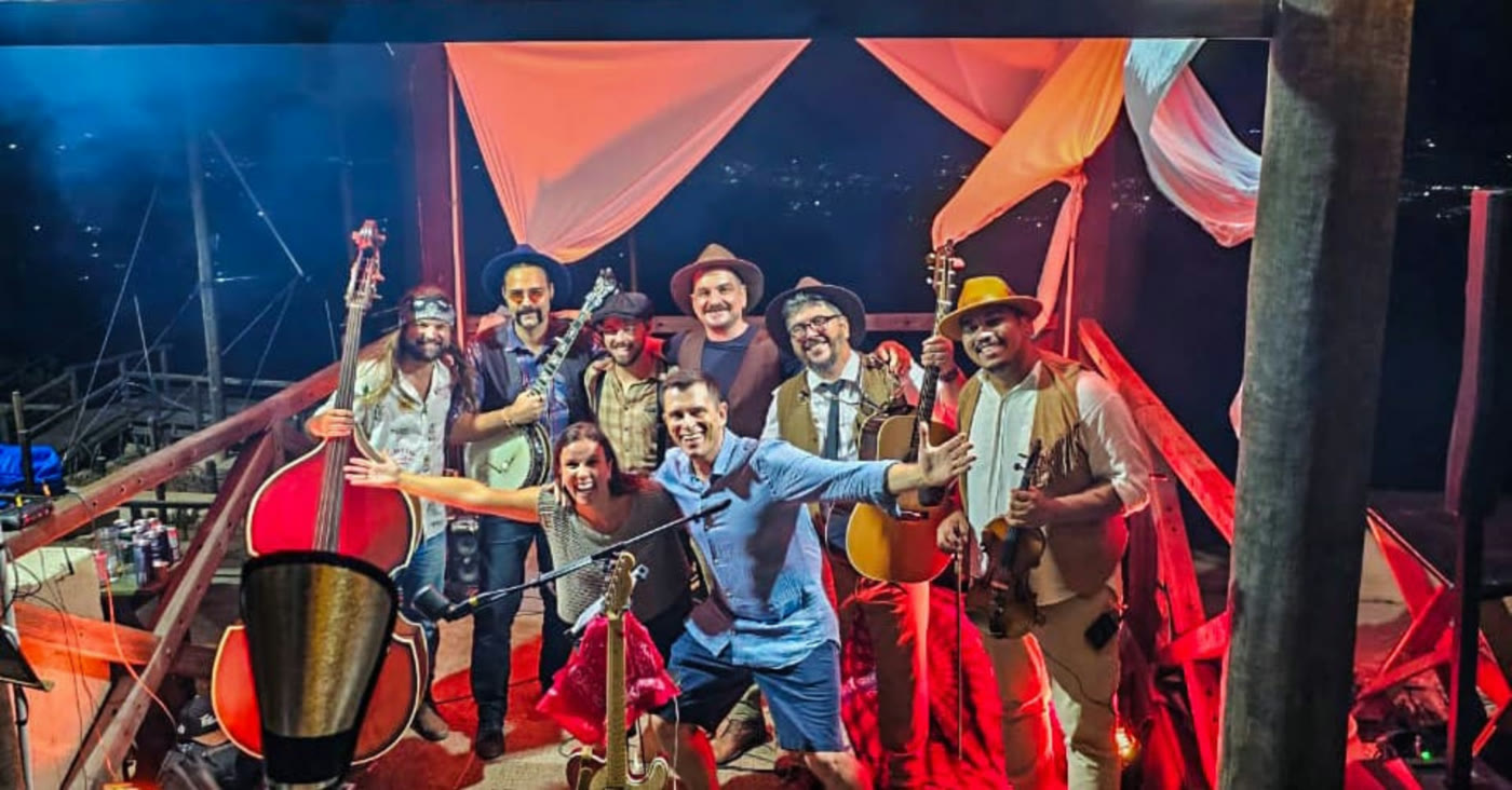 Gustavo Cerbasi com a banda Folkadelicos no aniversário