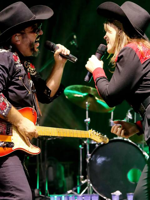 Vocalistas dos Folkadelicos cantando juntos no show