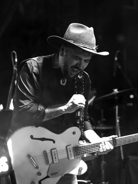 Guitarrista dos Folkadelicos em preto e branco no palco