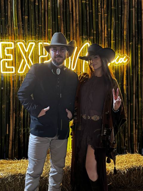 Integrantes dos Folkadelicos num evento com letreiro neon