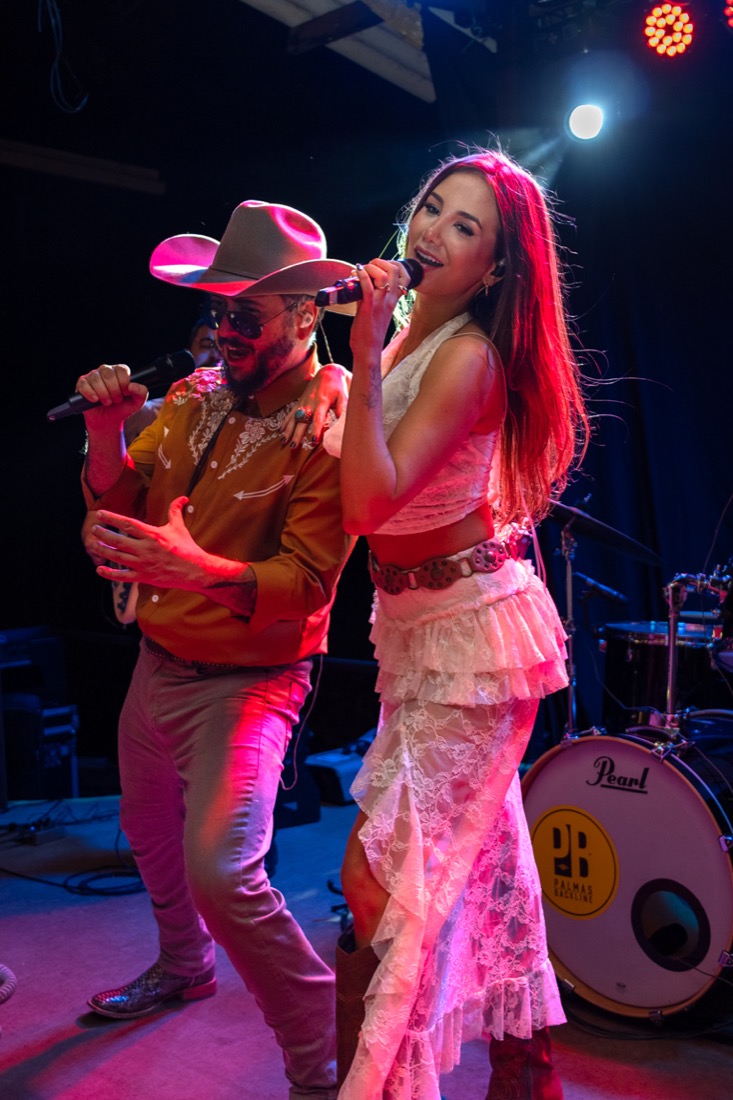 Luli, que participou do The Voice, cantando com Bruno Buzzo dos Folkadelicos