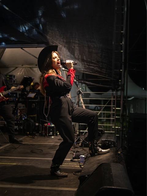 Cantora dos Folkadelicos dançando no palco