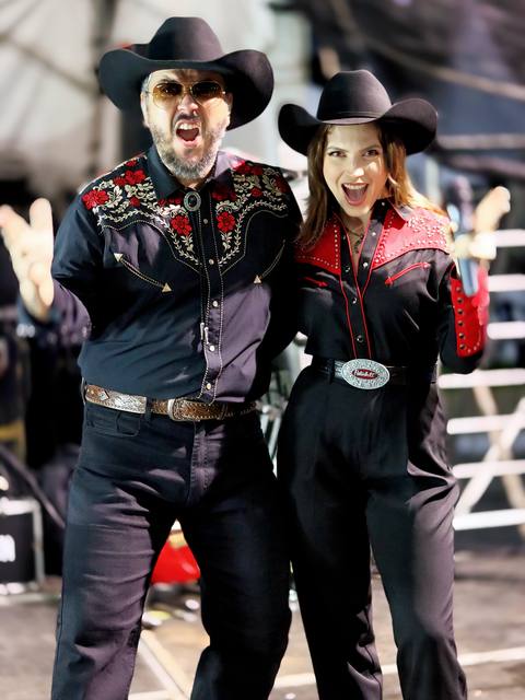 Dupla de vocalistas dos Folkadelicos com camisas western