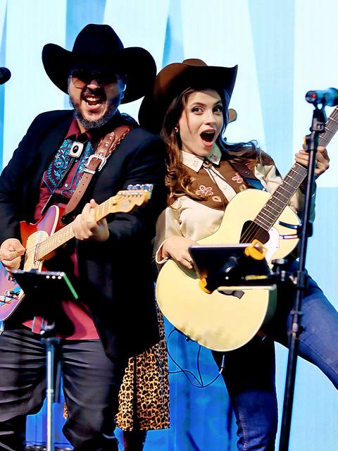 Dupla dos Folkadelicos com guitarra e violão
