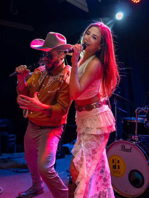 Dupla de vocalistas dos Folkadelicos cantando juntos